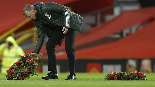Ole Gunnar Solskjaer, trenr Manchesteru United, pokld vnec pi vzpomnkov akci Dne vlench vetern.