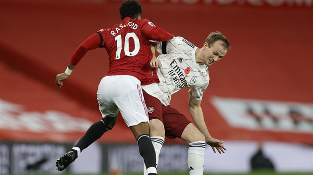 Marcus Rashford z Manchesteru United a Rob Holding z Arsenalu v utkn Premier League.