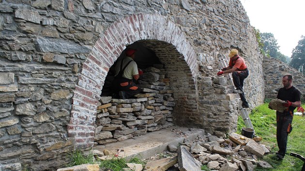 Ještě devět let práce mají před sebou v ideálním případě dělníci, kteří v Šumperku v roce 2020 dokončili první část obnovy pozůstatků zdejších hradeb. Stojí tady od počátku 16. století, měřily až pět metrů. Poničila je ovšem třicetiletá válka, dříve k nim patřil také vodní příkop.