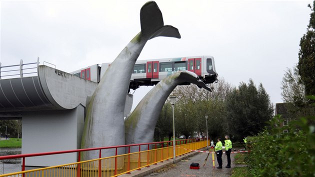 Socha velrybho ocasu zachytila vlak metra, kter prorazil bariru na konci trati ve Spijkenisse pobl nizozemskho Rotterdamu. (2. listopadu 2020)
