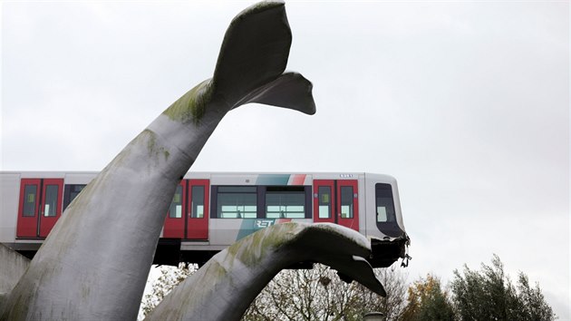 Socha velrybho ocasu zachytila vlak metra, kter prorazil bariru na konci trati ve Spijkenisse pobl nizozemskho Rotterdamu. (2. listopadu 2020)