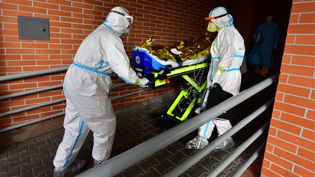 P�evoz pacienta s koronavirem, kter� je ve v�n�m stavu napojen� na um�lou plicn� ventilaci, ze zl�nsk� krajsk� nemocnice do pra�sk� Fakultn� nemocnice v Motole.