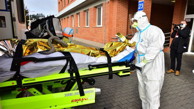 Převoz pacienta s koronavirem, který je ve vážném stavu napojený na umělou plicní ventilaci, ze zlínské krajské nemocnice do pražské Fakultní nemocnice v Motole.