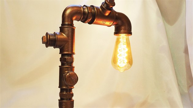 Dekorativní stolní lampa z vodovodních trubek pro vyznavače industriálních prvků