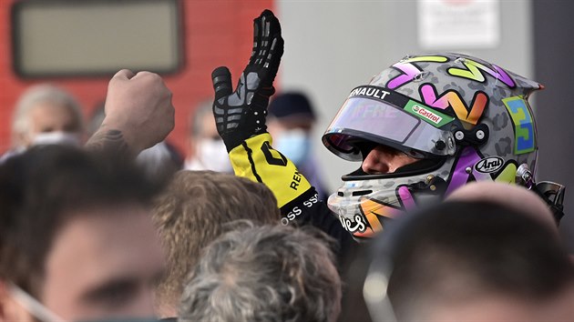 Australsk pilot Daniel Ricciardo z Reanaultu zdrav divky pot, co si dojel na okruhu v Imole pro tet msto.