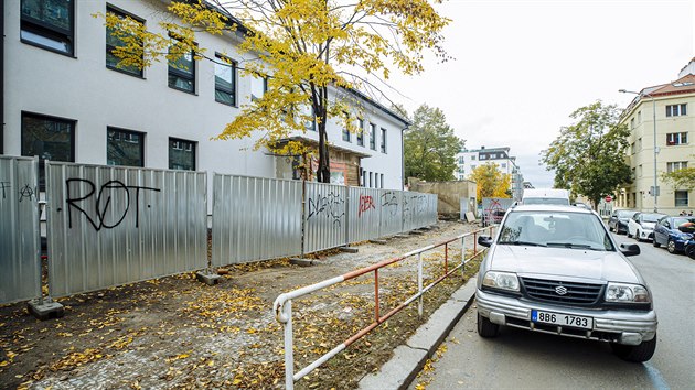 Budova bval Kliniky bhem rekonstrukce, po kter se do budovy nasthuj zamstnanci Sprvy eleznic i lkai. (26.10.2020)