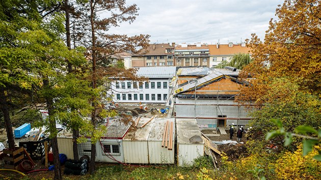 Budova bval Kliniky bhem rekonstrukce, po kter se do budovy nasthuj zamstnanci Sprvy eleznic i lkai. (26.10.2020)