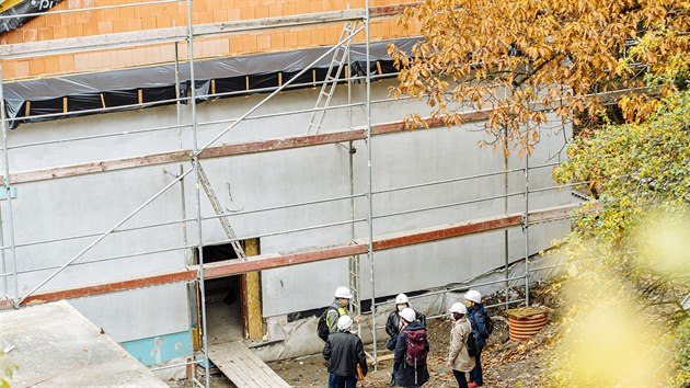 Budova bval Kliniky bhem rekonstrukce, po kter se do budovy nasthuj zamstnanci Sprvy eleznic i lkai. (26.10.2020)