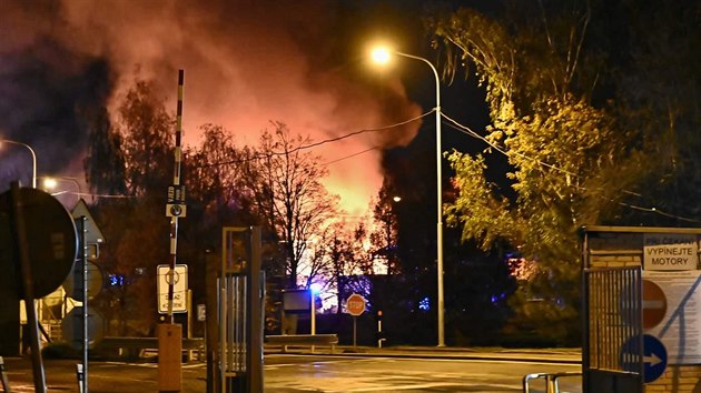 Požár lisovaných balíků s odpadem na skládce v pražských Ďáblicích. (5.11.2020)