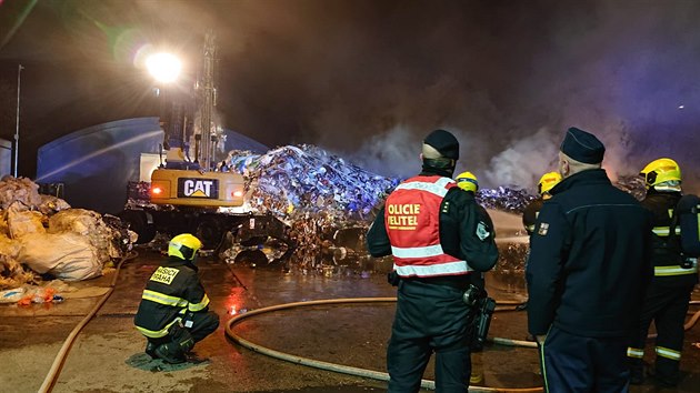 Požár lisovaných balíků s odpadem na skládce v pražských Ďáblicích. (5.11.2020)