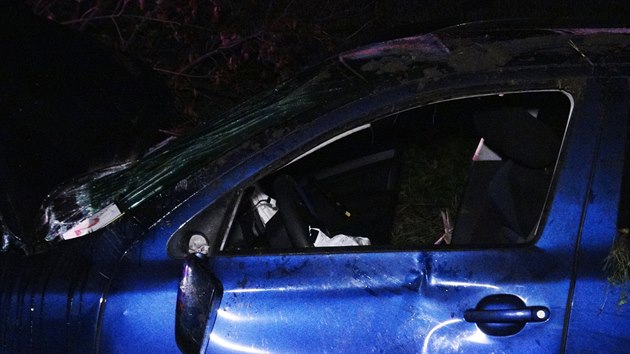 U Brandýsa nad Labem opilý mladík nezvládl řízení a naboural, jeho dva spolujezdce odvezla záchranka. (5.11.2020)