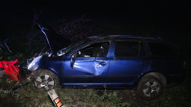 U Brandýsa nad Labem opilý mladík nezvládl řízení a naboural, jeho dva spolujezdce odvezla záchranka. (5.11.2020)
