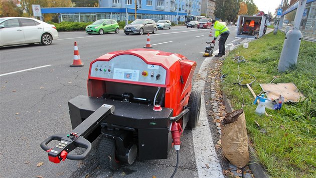 Na olomouck kiovatce byla poprv otestovna nov technologie oprav vtluk. Stroj pouv mikrovlnn zen k rozeht opravovanho msta na silnici ped jeho vyplnnm, dky emu se nov a star vrstva asfaltu lpe propoj.