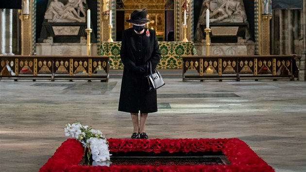 Krlovna Albta II. na soukrom bohoslub (Westminstersk opatstv, 4. listopadu 2020)
