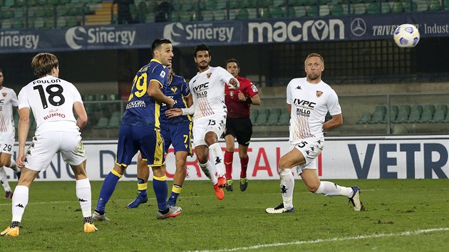 Antonn Bark (uprosted) z Hellasu Verona skruje proti Beneventu.