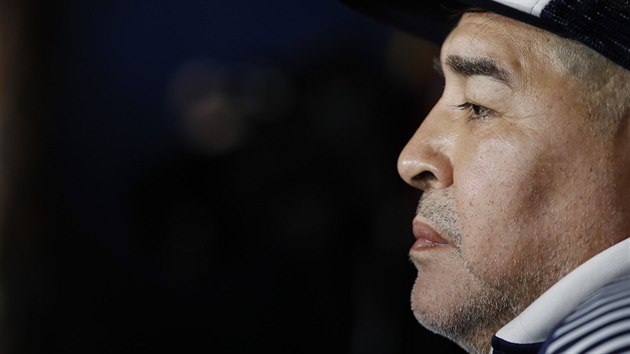 Diego Maradona na lavice argentinskho celku Gimnasia y Esgrima