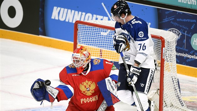Finsk hokejista Jere Sallinen (vpravo) sleduje zasahujcho ruskho glmana Jaroslava Askarova.