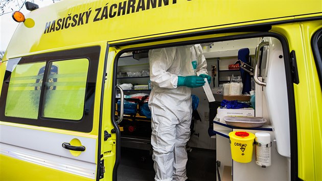 Hasiči odebírali testy na koronavirus u penzionu pro seniory Hedvika v Třebechovicích pod Orebem (3. 11. 2020).