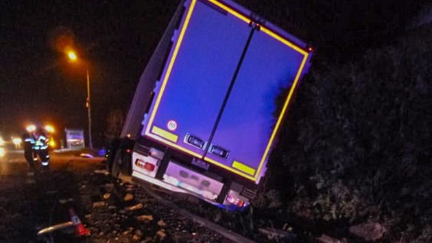 Nehoda kamionu v Nepasicch na Krlovhradecku (9. 11. 2020)
