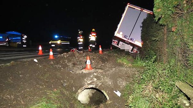 Nehoda kamionu v Nepasicch na Krlovhradecku (9. 11. 2020)