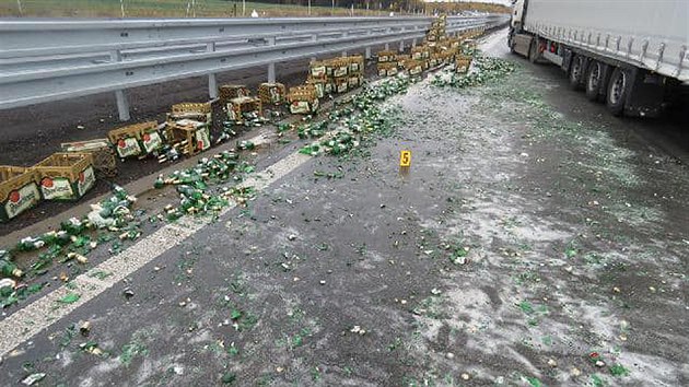 Na dálnici D5 se při nehodě z kamionu vysypaly přepravky s pivem. 