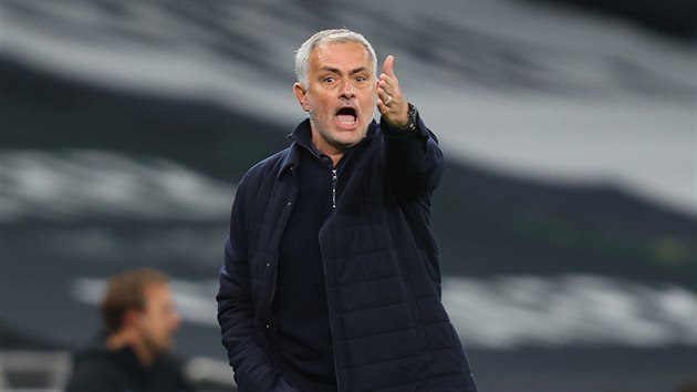 Jos Mourinho, trenr fotbalist Tottenhamu, gestikuluje bhem zpasu anglick ligy.