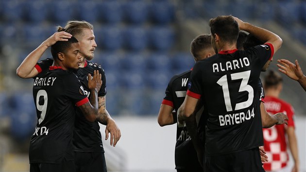Fotbalist� Leverkusenu se raduj� z prvn� branky na h�i�ti Hapoelu Beer �eva.