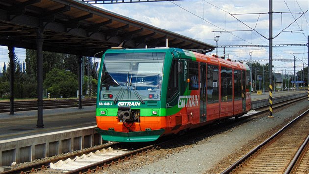 Motorová jednotka RegioSprinter německé řady 654 společnosti GWTR čeká ve stanici Mariánské Lázně na výkon do Karlových Varů dolního nádraží