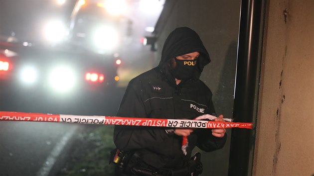 V obci Líský na Kladensku se střílelo. V rodinném domě policie našla tři mrtvé – dvě ženy a jednoho muže. Jde patrně o rodinnou tragédii. (7. listopadu 2020)