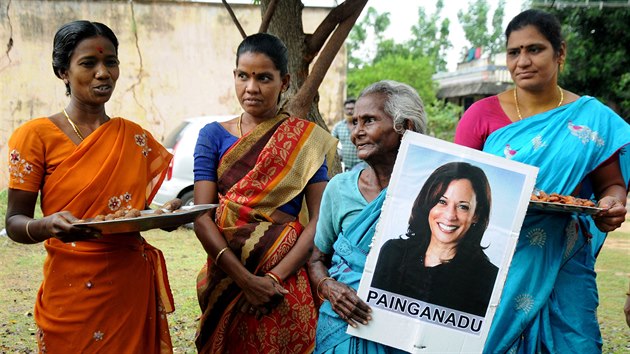 Oslava vítězství nově zvolené americké viceprezidentky Kamaly Harrisové v indické vesnici Painganadu poblíž vesnice, kde se narodil a vyrostl dědeček Harrisové z matčiny strany. (8. listopadu 2020)