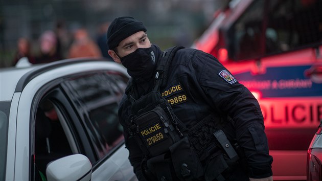 P�tr�n� po zmizel� �en� p�ivedlo policii do pra�sk� obory Hv�zda. (9. listopadu 2020)