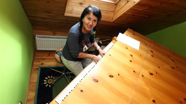 V chatě zpěvačky nechybí ani klavír, který pochází z jednoho bazaru v Německu a je umístěn v prvním patře.