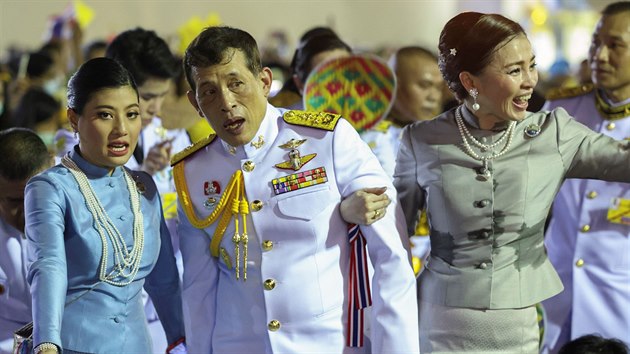 Thajská princezna Sirivannavari Nariratana, král Mahá Vatčirálongkón a královna Suthida (Bangkok, 1. listopadu 2020)