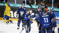 Finští hokejisté se radují z vítězství nad Švédskem.