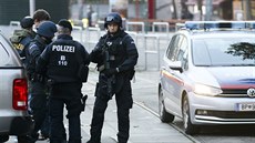 Rakouská policie hlídkuje v centru Vídn, kde dolo k teroristickému útoku. (3....