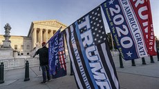 Podp�rci prezidenta Donalda Trumpa protestují p�ed Nejvy��ím soudem ve...
