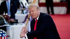 Americký prezident Donald Trump zkouí v Bílém dom baseballovou pálkou, kterou...