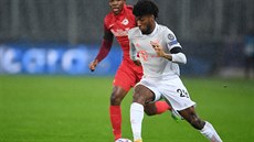 Kingsley Coman (Bayern) vede mí v zápase se Salcburkem.