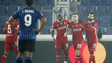 Diogo Jota (druhý zprava) slaví se spoluhráči z Liverpoolu gól proti Atalantě.