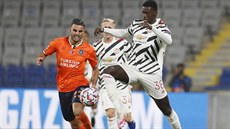 Axel Tuanzebe z Manchesteru United odkopává mí� p�ed Denizem Turucem z...