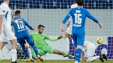 Luká Hasalík (Liberec) nedokázal zabránit Moanesi Dabburovi (Hoffenheim) ve...