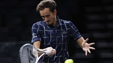 Daniil Medved�v z Ruska hraje mí�ek v semifinále dvouhry v Pa�í�i.