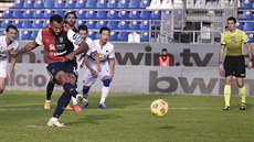 Joao Pedro z Cagliari střílí gól proti Sampdorii.