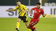 Serge Gnabry (vpravo) z Bayernu se sna�í zpracovat balon v zápase proti...