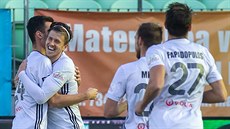 Fotbalisté Karviné slaví vstelený gól, trefil se Luká Bartoák (druhý zleva).