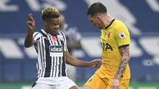 Grady Diangana z West Bromwiche (vlevo) bojuje o mí s Pierrem-Emilem...