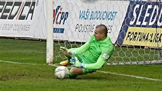 Liberecký brankář Milan Knobloch kryje penaltu Jakuba Řezníčka z Teplic.