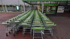Nákupní vozíky před uzavřeným hypermarketem Globus v pražských Čakovicích (1.... | na serveru Lidovky.cz | aktuální zprávy