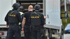 Policista kontrolují nákladní i osobní automobily na esko-rakouském hraniním...