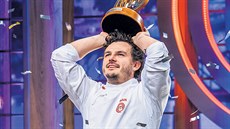 VÍTZ. Hotovo, MasterChef koní pedáním trofeje.